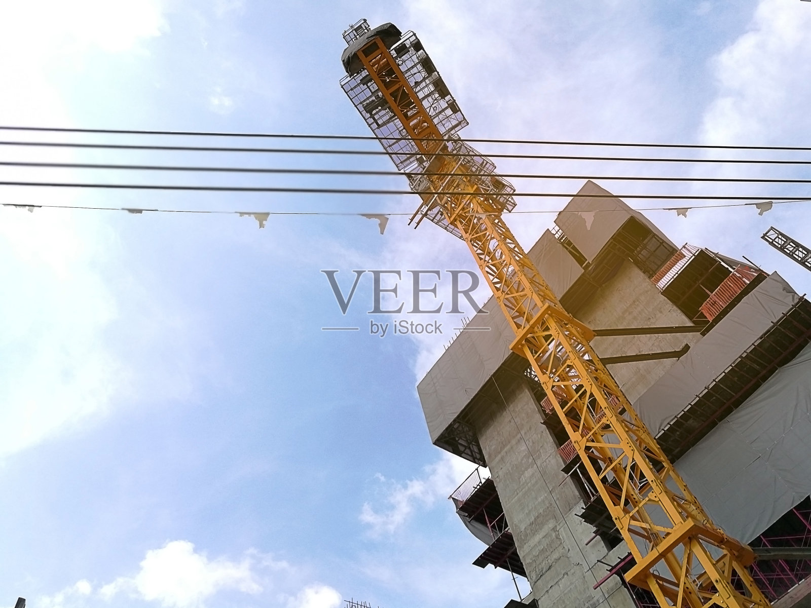 建筑起重机机器的天空背景。照片摄影图片