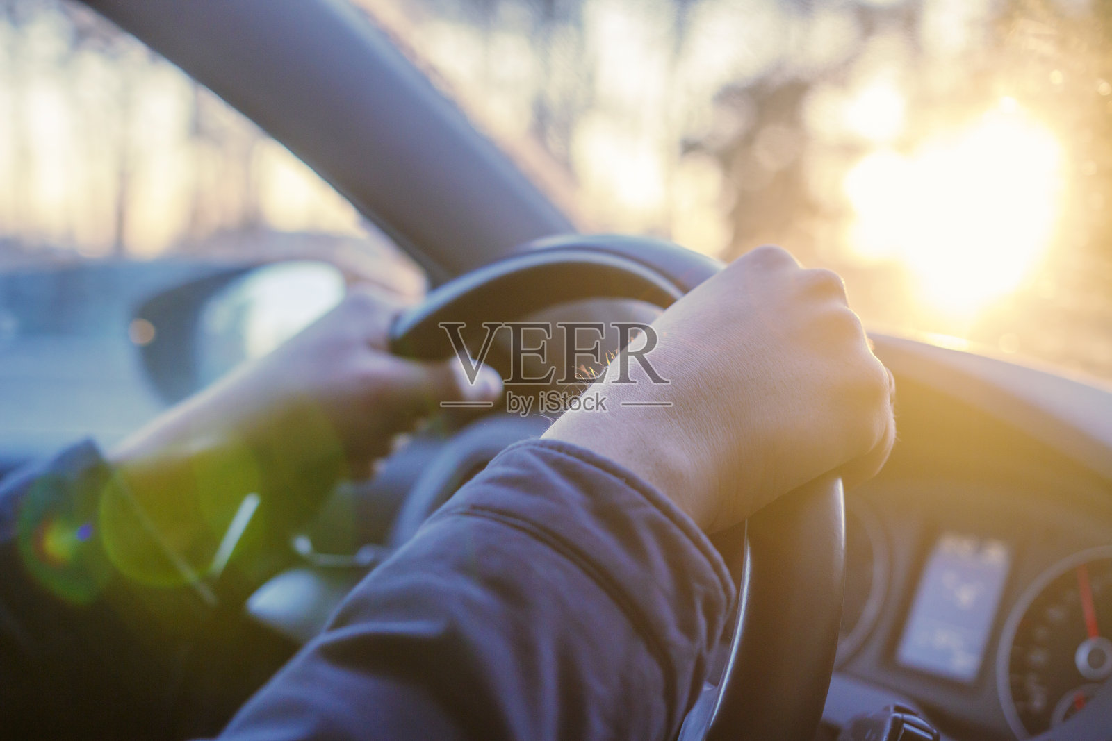 男人的手握着方向盘 汽车的特写镜头。这个人正在从里面开车。照片摄影图片