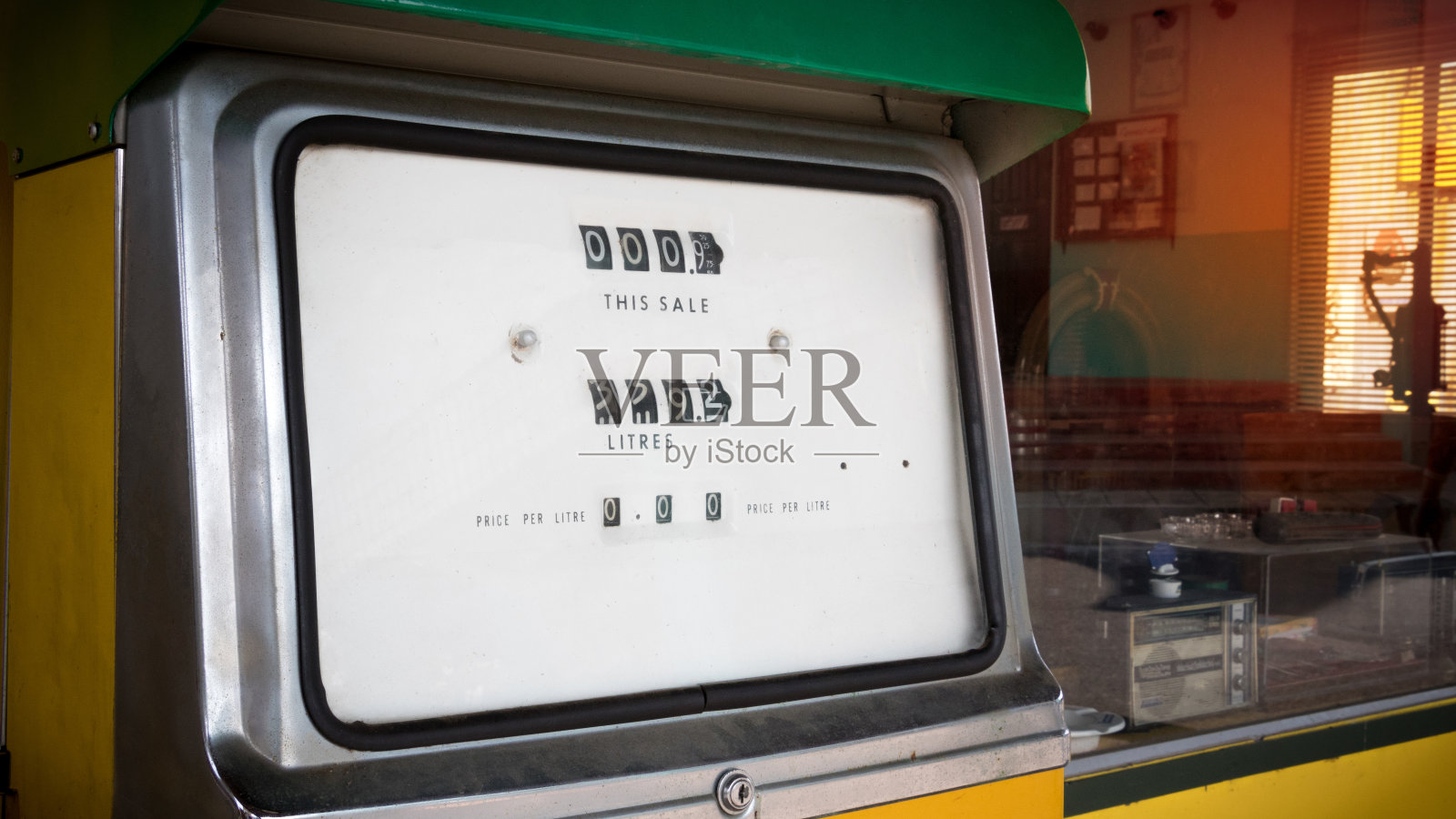 关闭与泵和文本和背景的复制空间的老车站。照片摄影图片