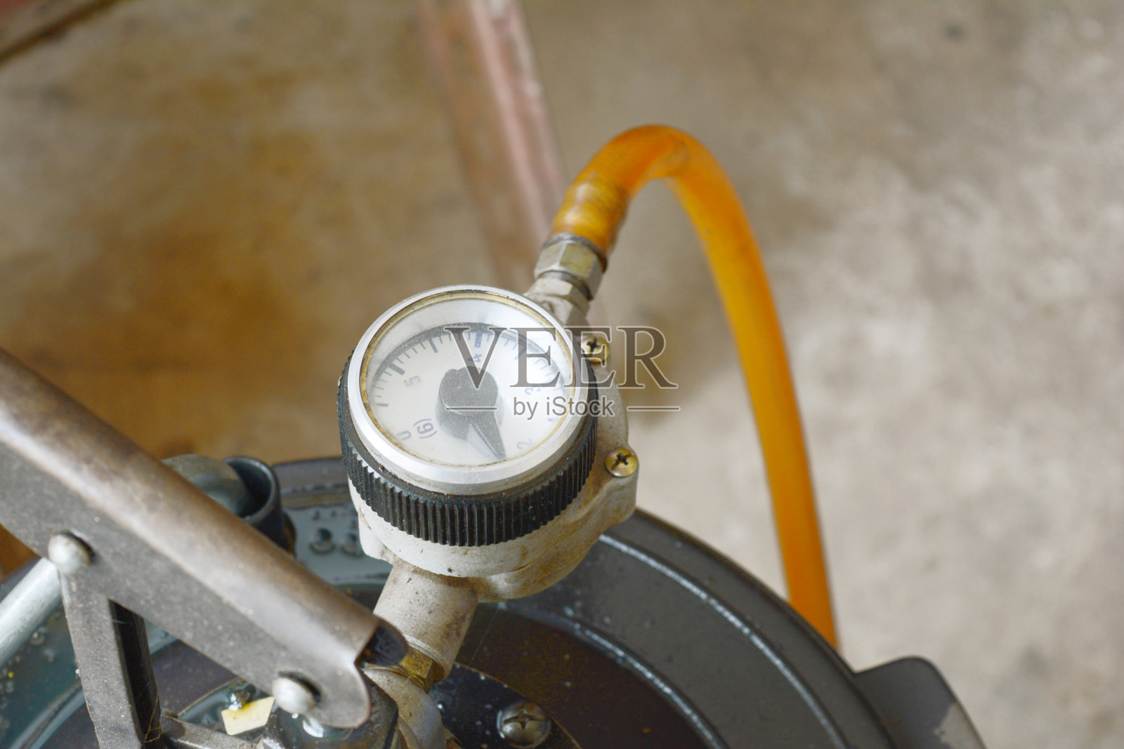 汽车修理厂用白色量规的发动机加油工具照片摄影图片