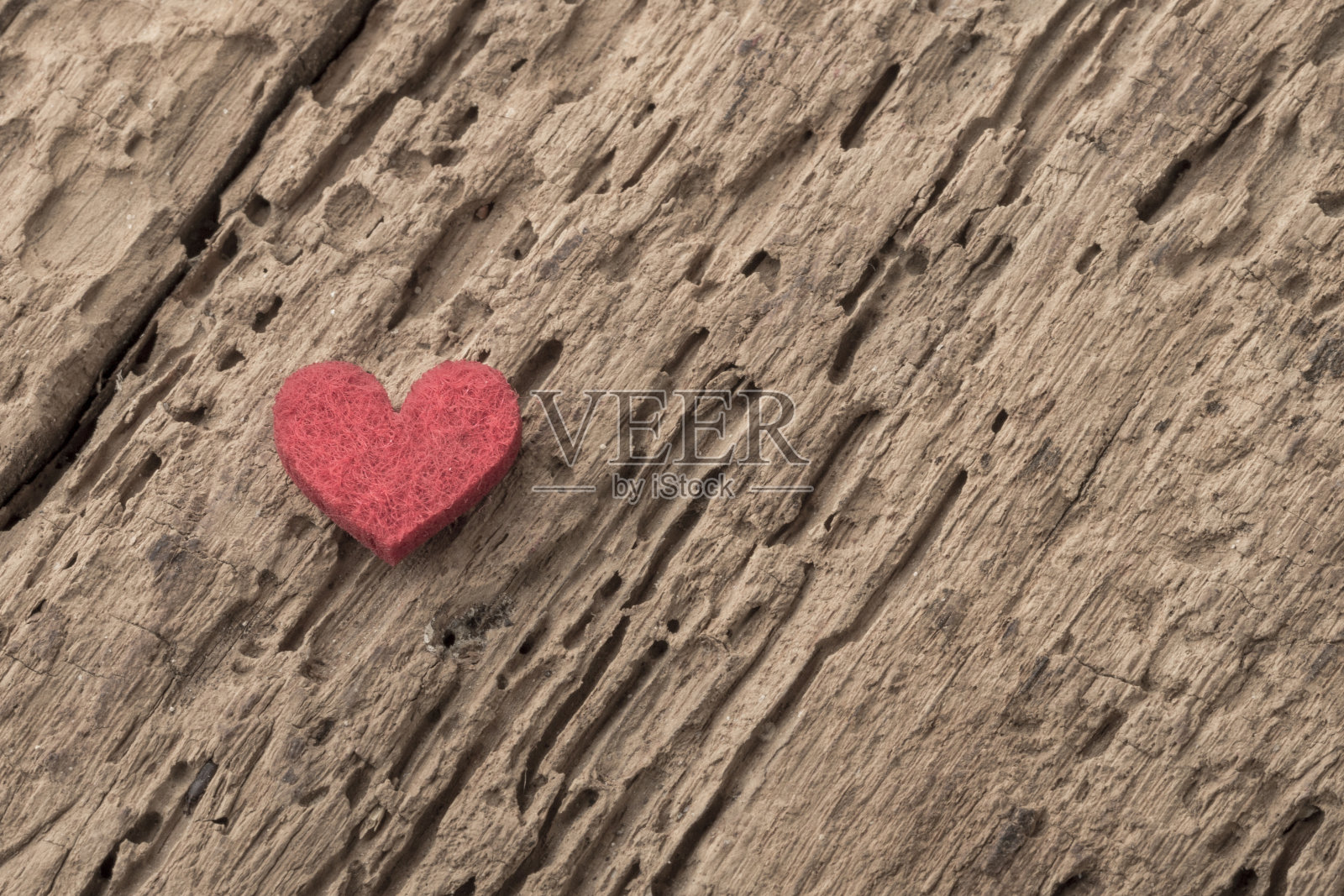 木制背景上的小红心照片摄影图片