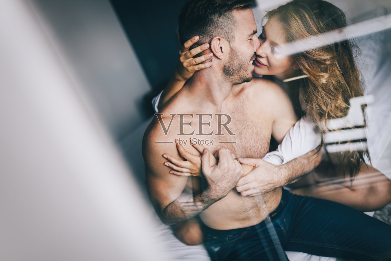 迷人的性感女人和她的伴侣在卧室照片摄影图片