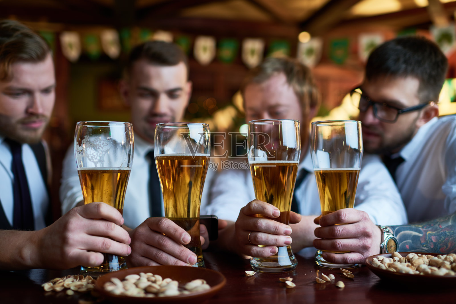 吧台上拿着啤酒的男人照片摄影图片