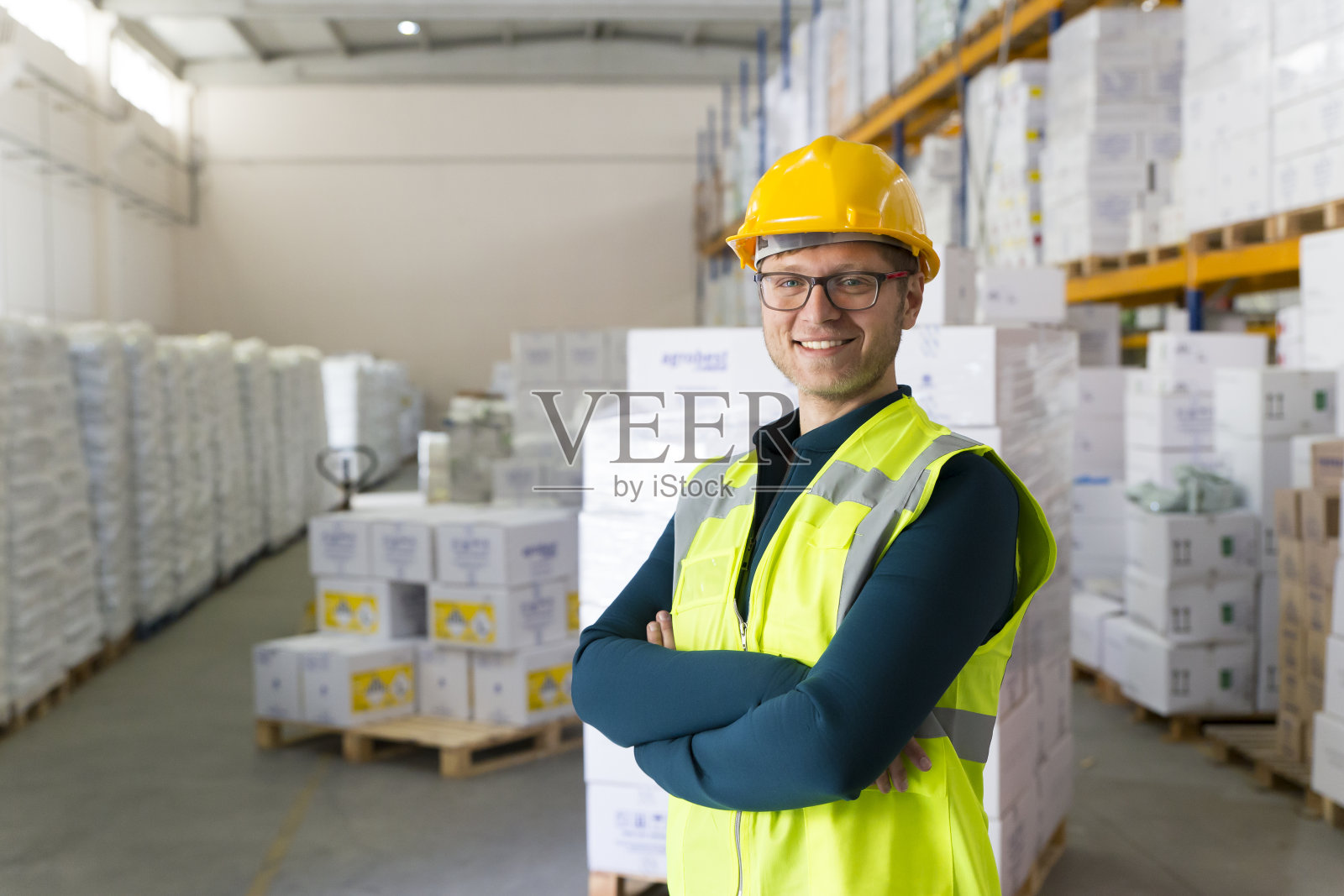 工业手工工人在仓库的肖像照片摄影图片