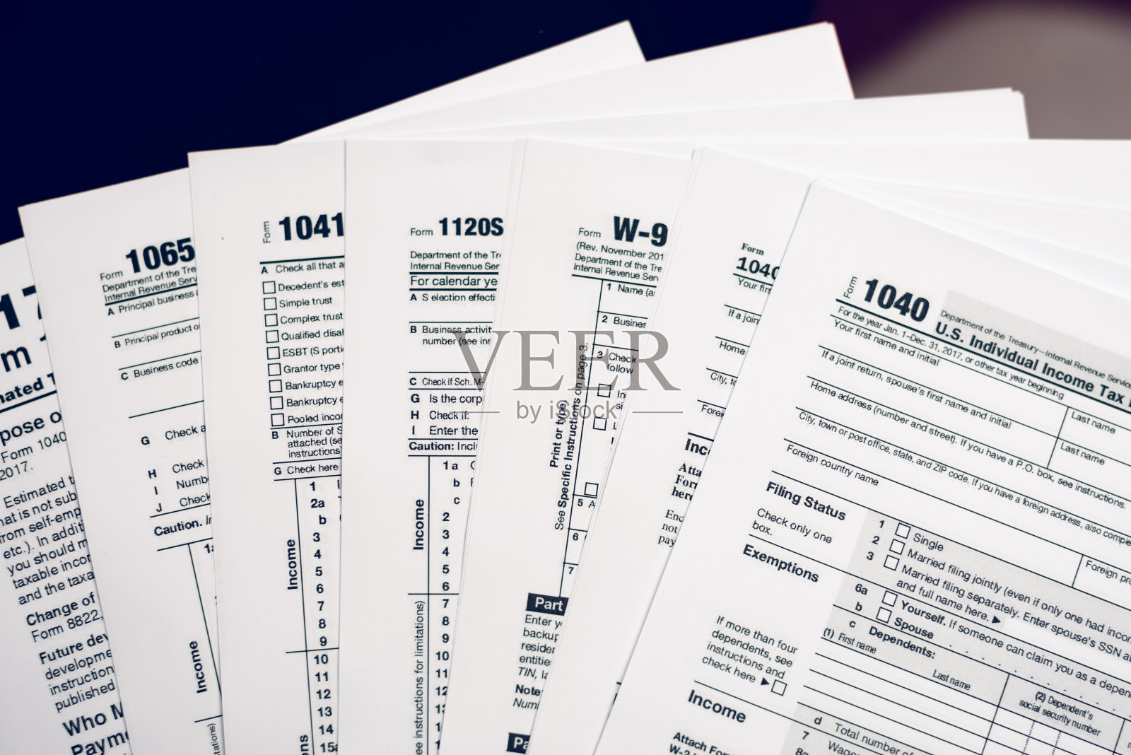 1040个人所得税申报表。美国税务表格。照片摄影图片