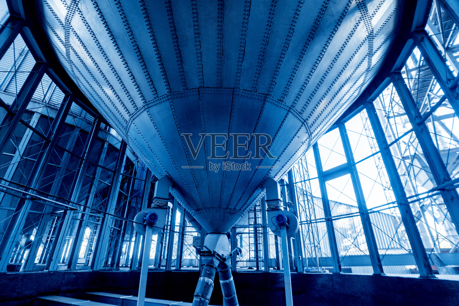 储存谷物收获的现代筒仓。农业。照片摄影图片