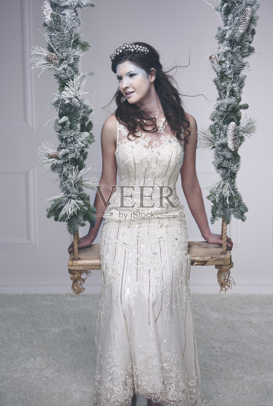 荡秋千上的冰雪皇后照片摄影图片