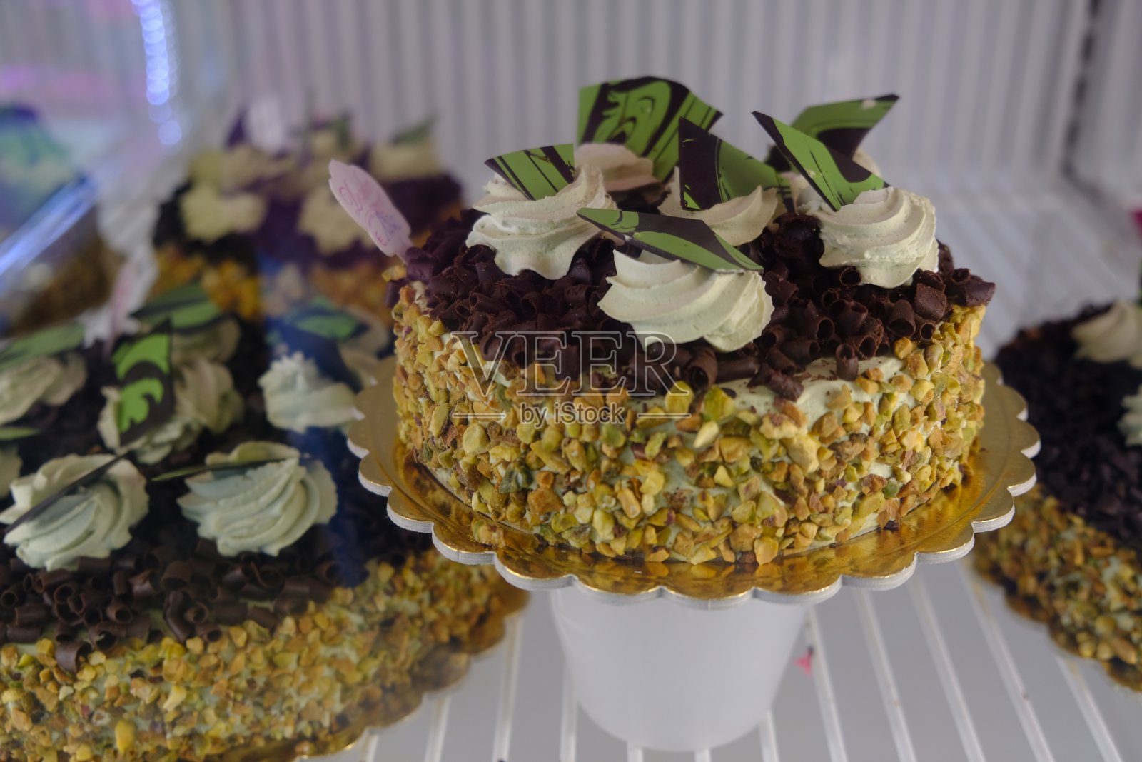 榛子粒巧克力蛋糕照片摄影图片