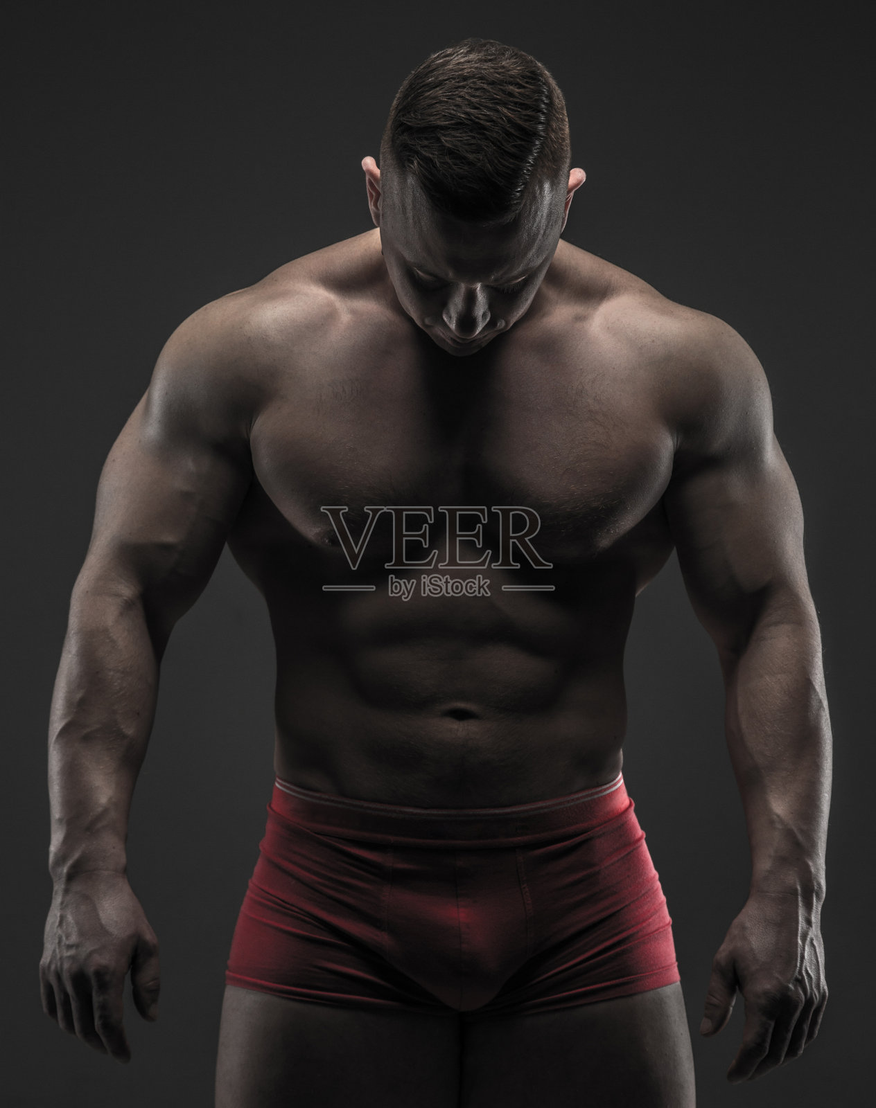 工作室里的肌肉男照片摄影图片