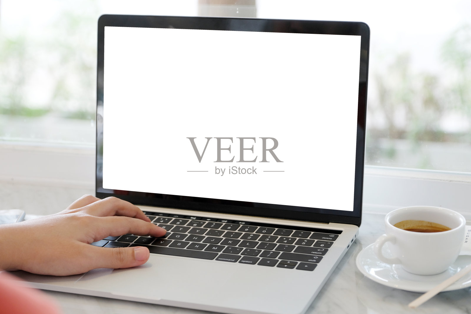 男人在笔记本电脑上打字,空白屏幕用作样机模板背景,商业科技和生活方式背景概念照片摄影图片