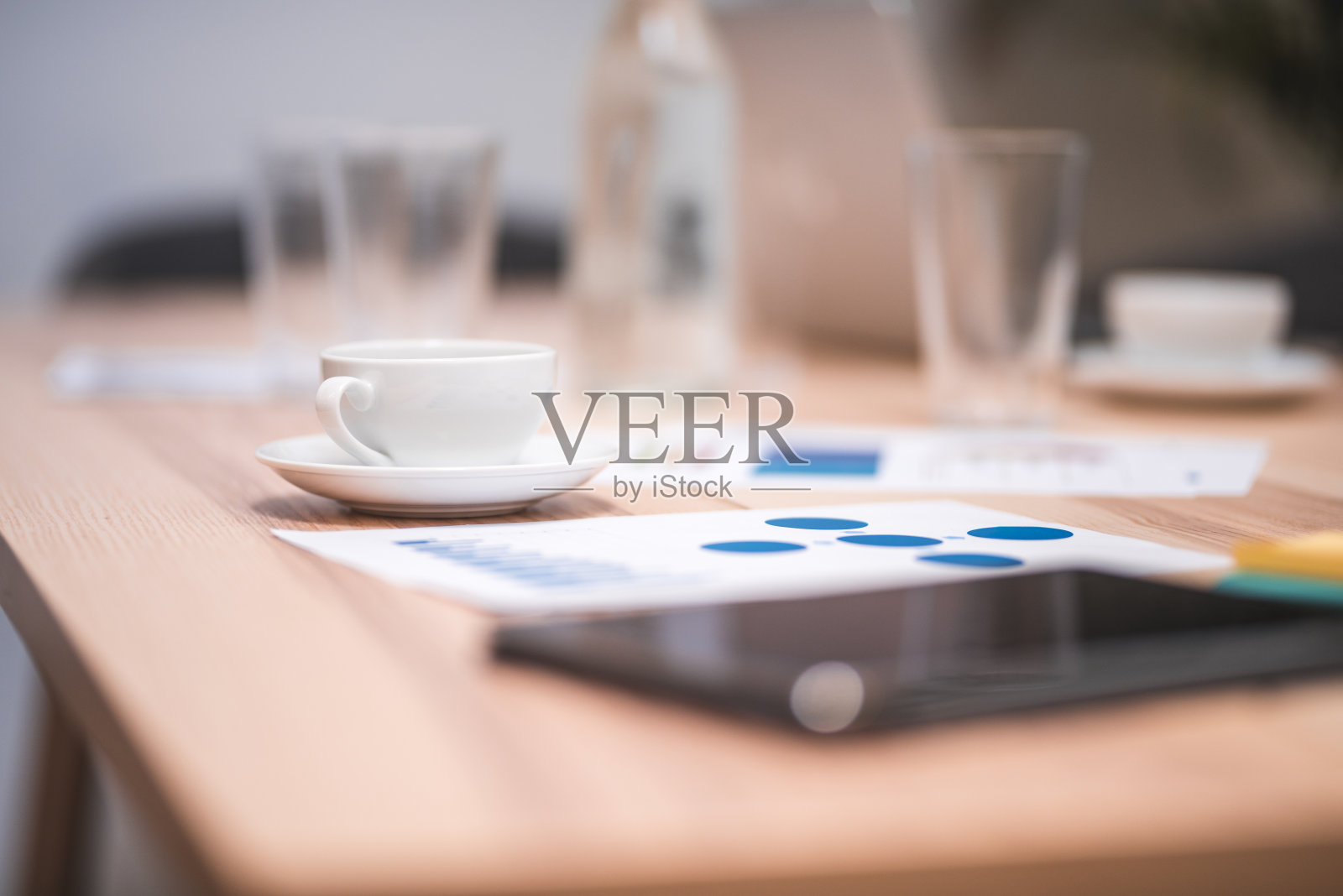 开会前的办公桌照片摄影图片