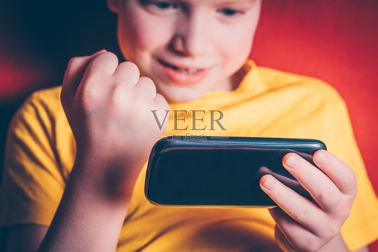 我赢了,孩子对电脑游戏成功的反应照片摄影图片