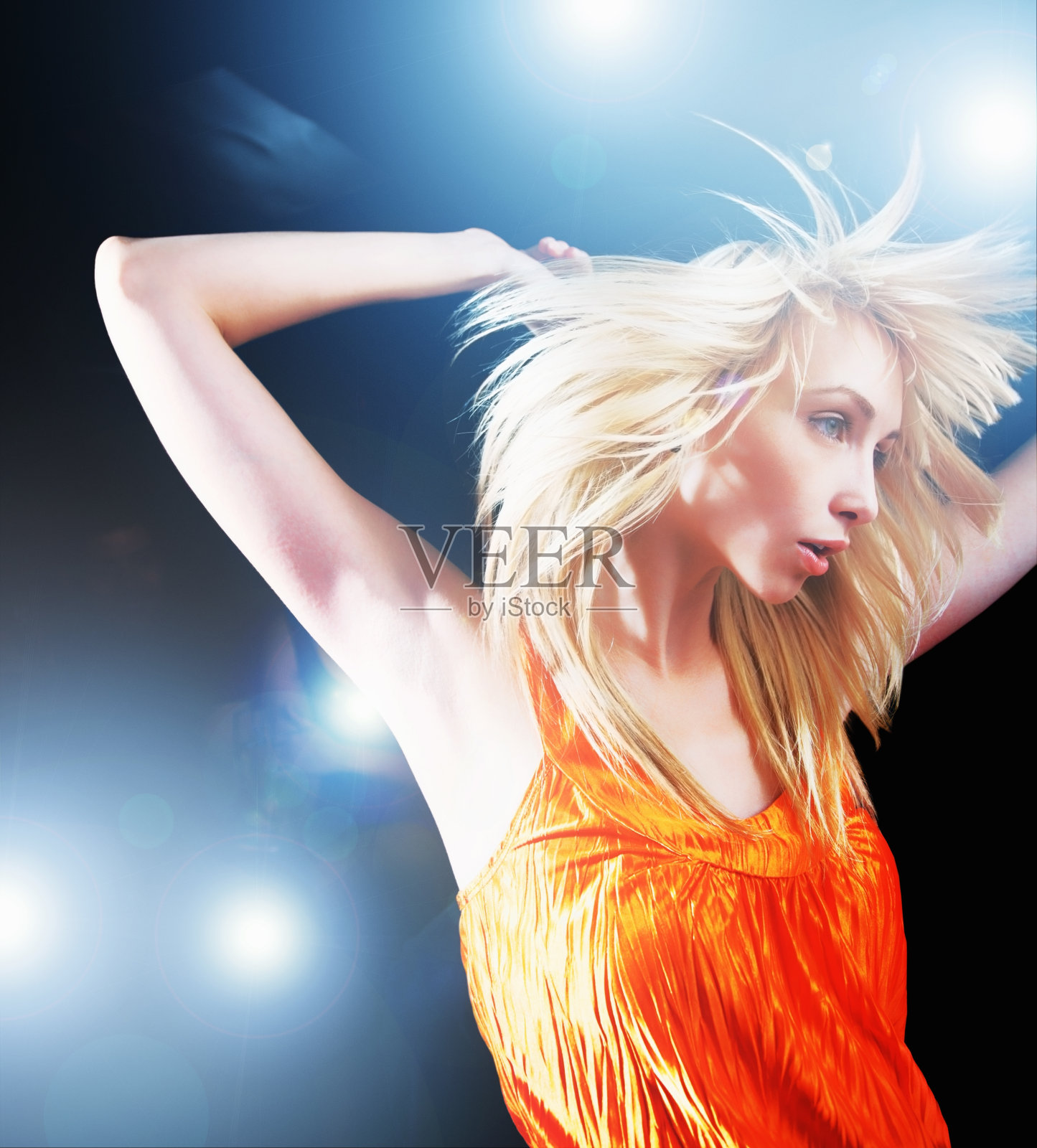 迷人的金发女人在夜总会跳舞照片摄影图片