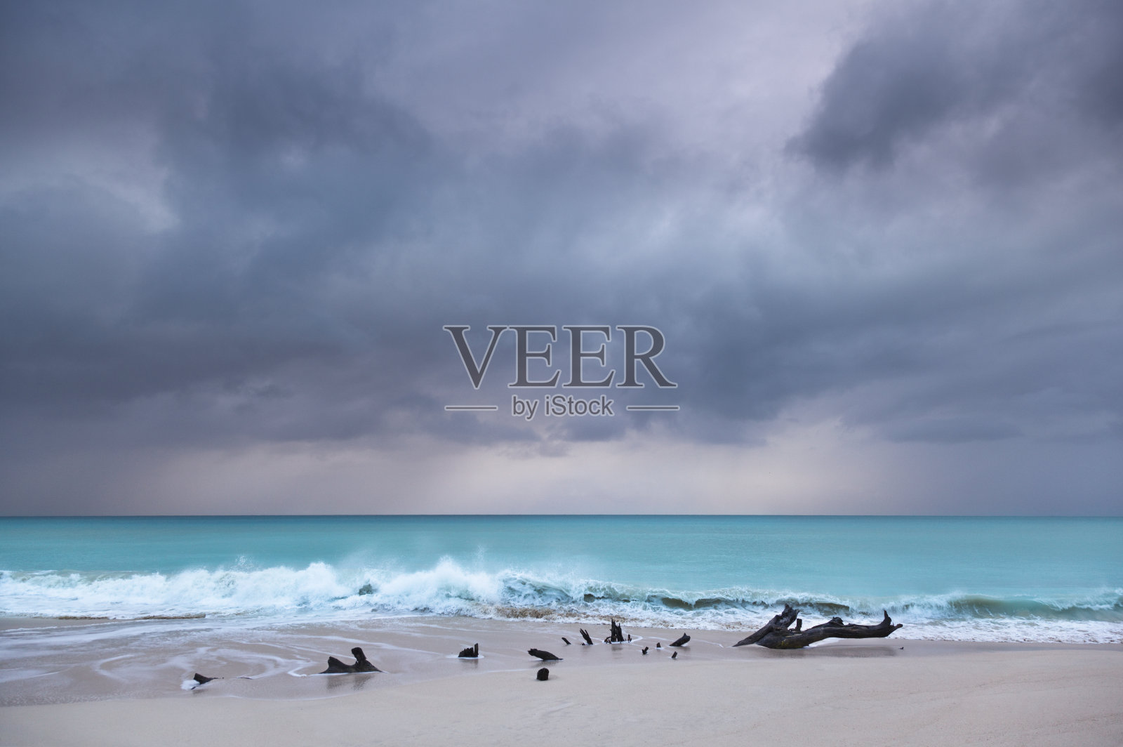 加勒比海滩浮木与戏剧性的天空照片摄影图片