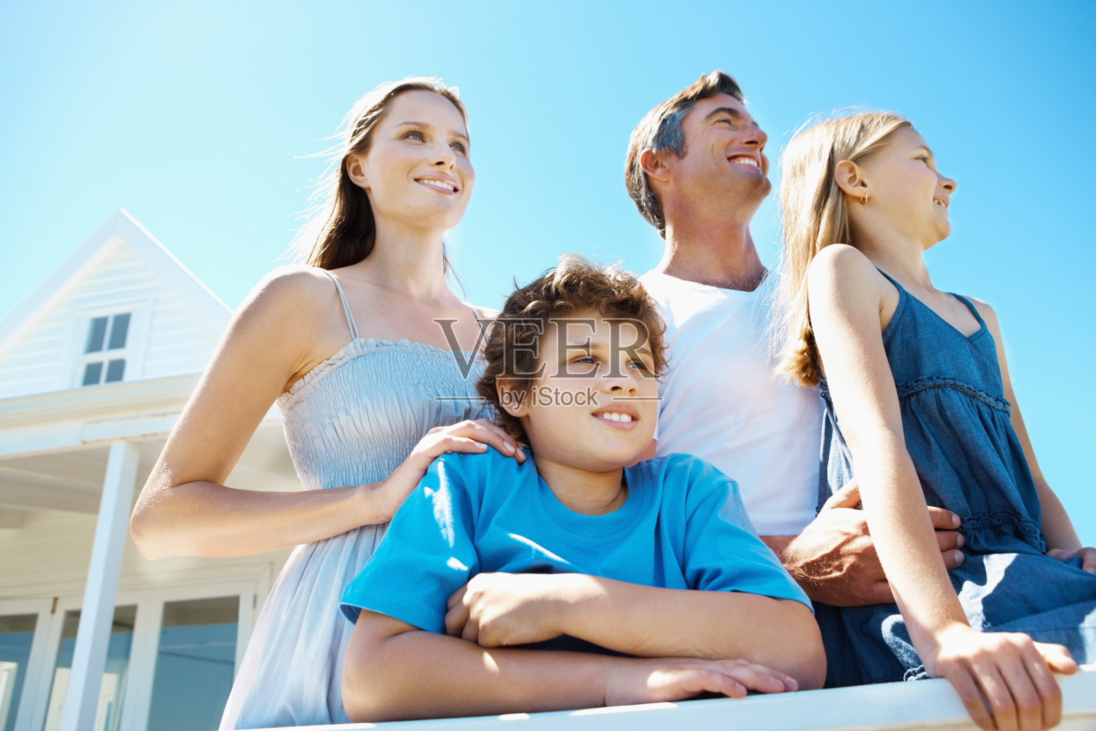 低角度的幸福家庭站在一起照片摄影图片