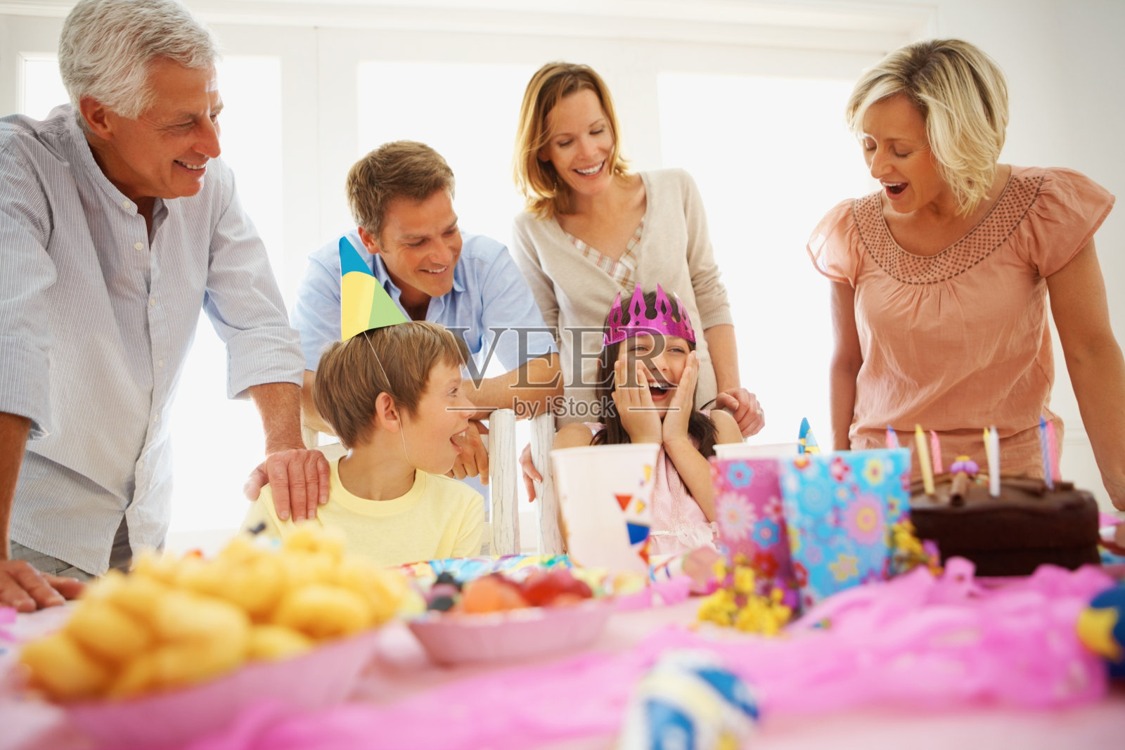 家庭庆祝生日聚会照片摄影图片