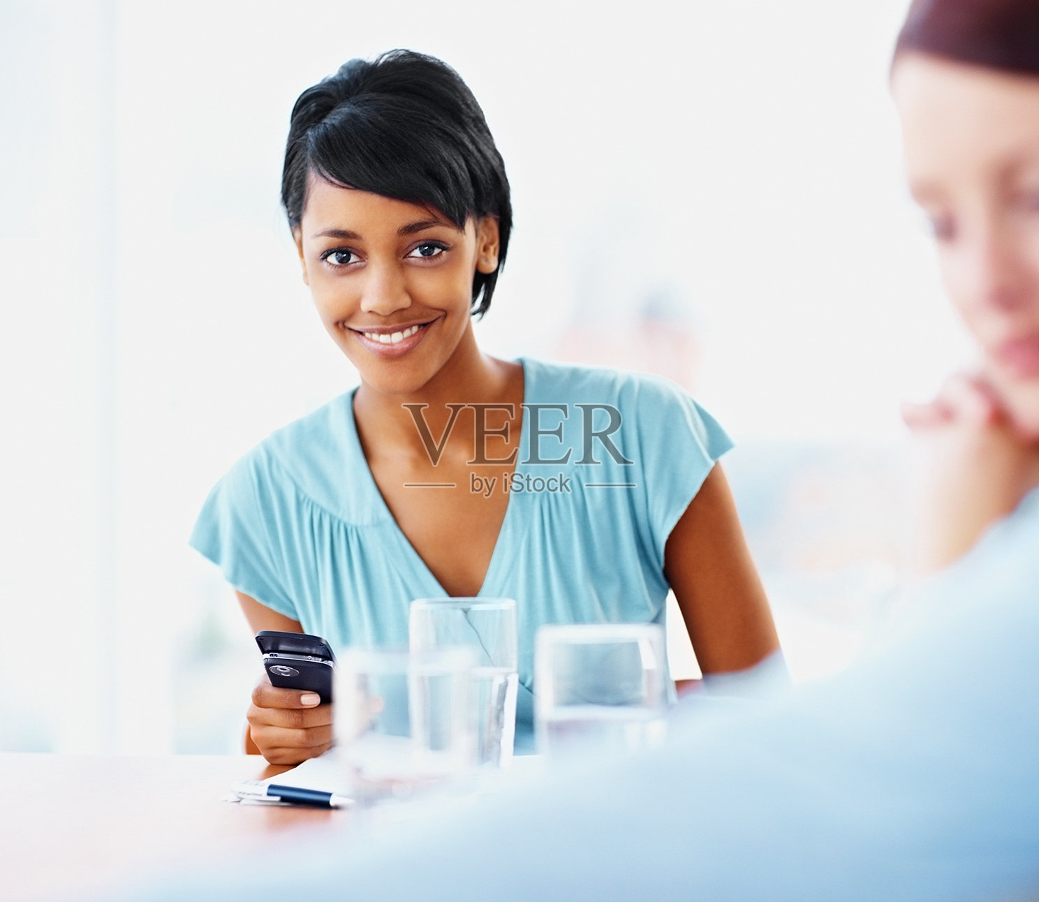 年轻的女商人正在看手机短信照片摄影图片