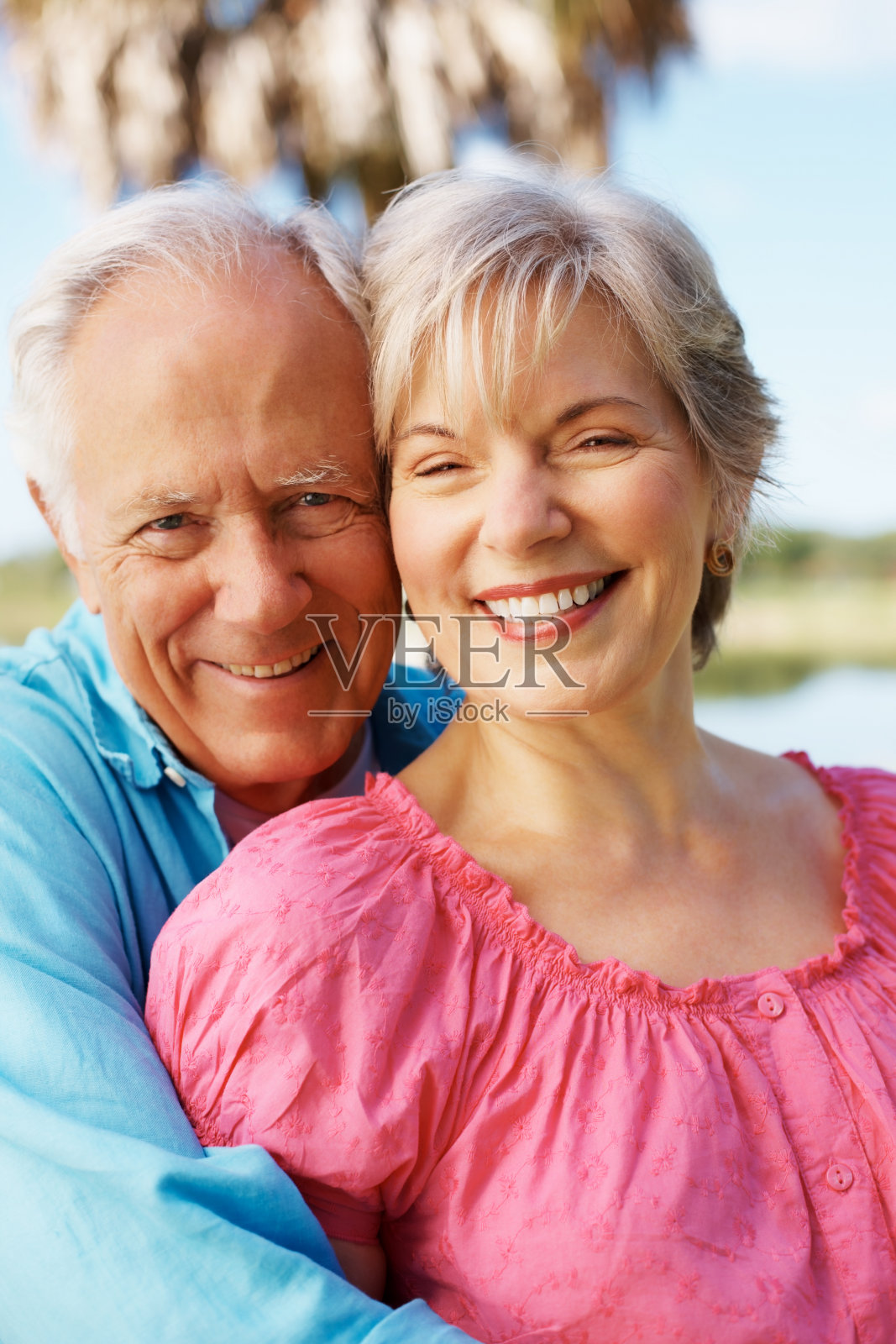 浪漫的老夫妇一起微笑照片摄影图片