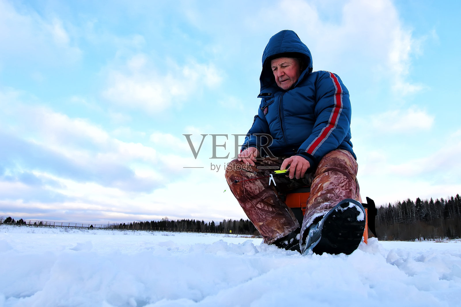 渔夫冬天在湖上照片摄影图片