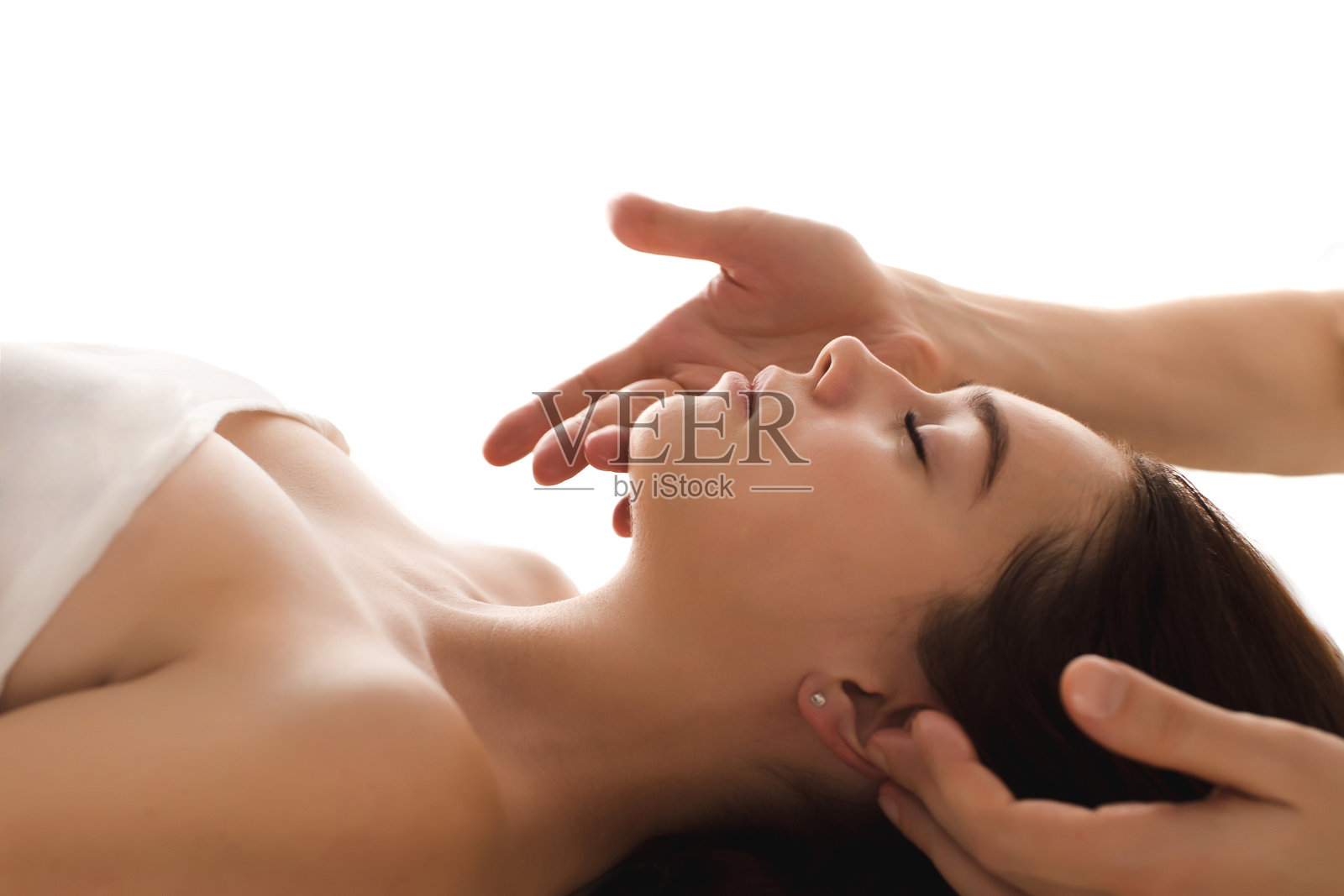 脸部按摩特写的一个女人在水疗中心照片摄影图片