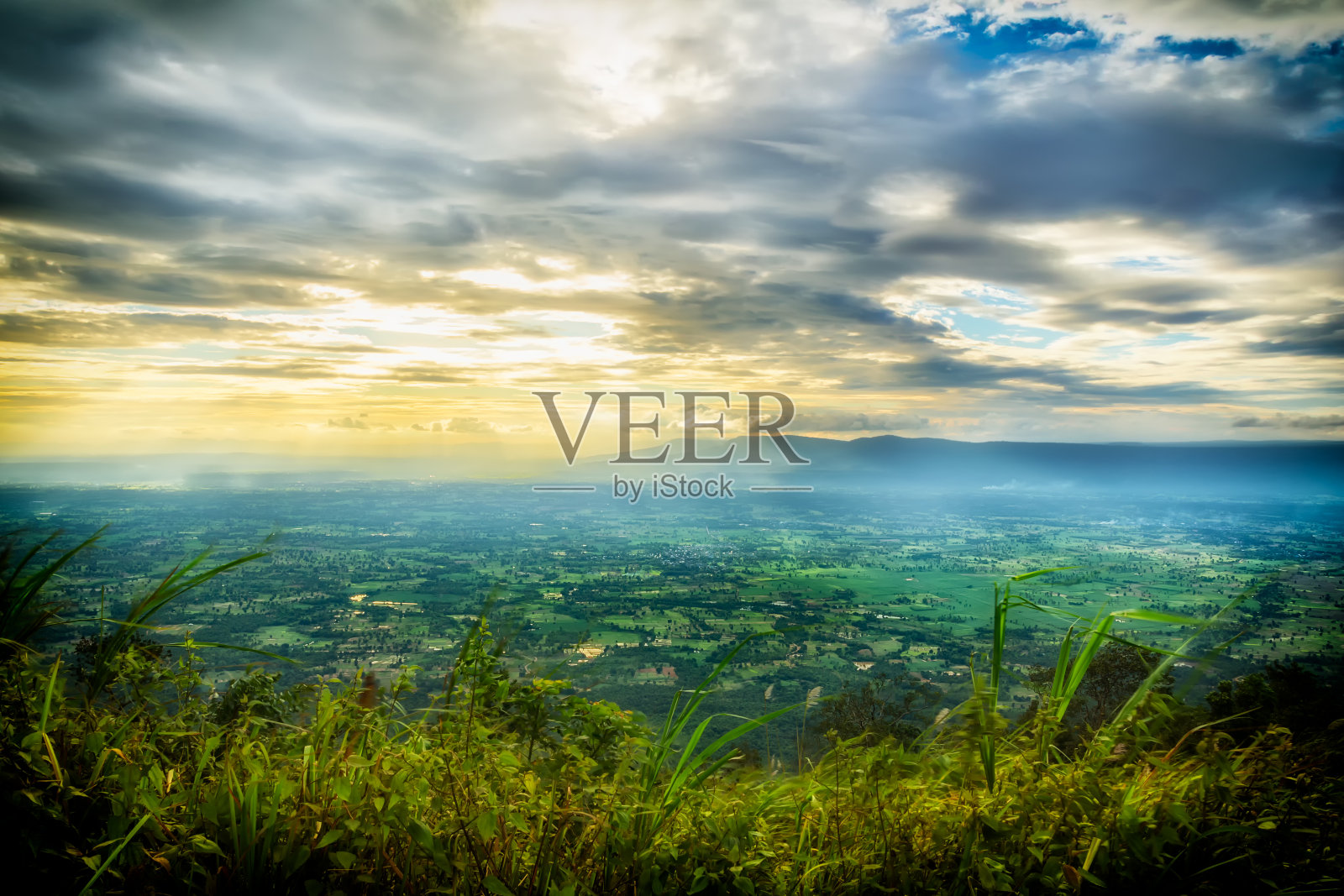 泰国乡村日落时的高山景观照片摄影图片