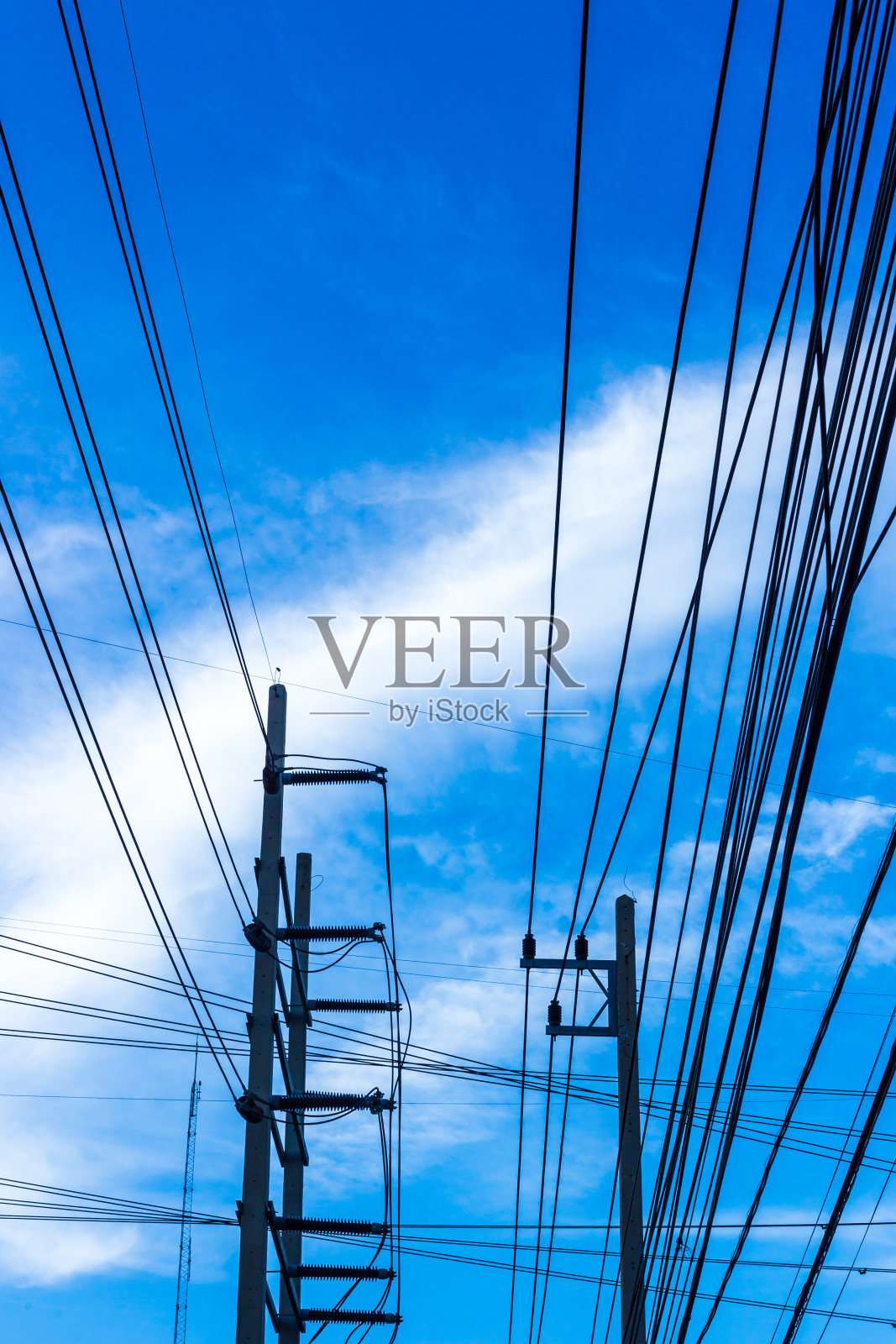 蓝天白云的电线杆照片摄影图片