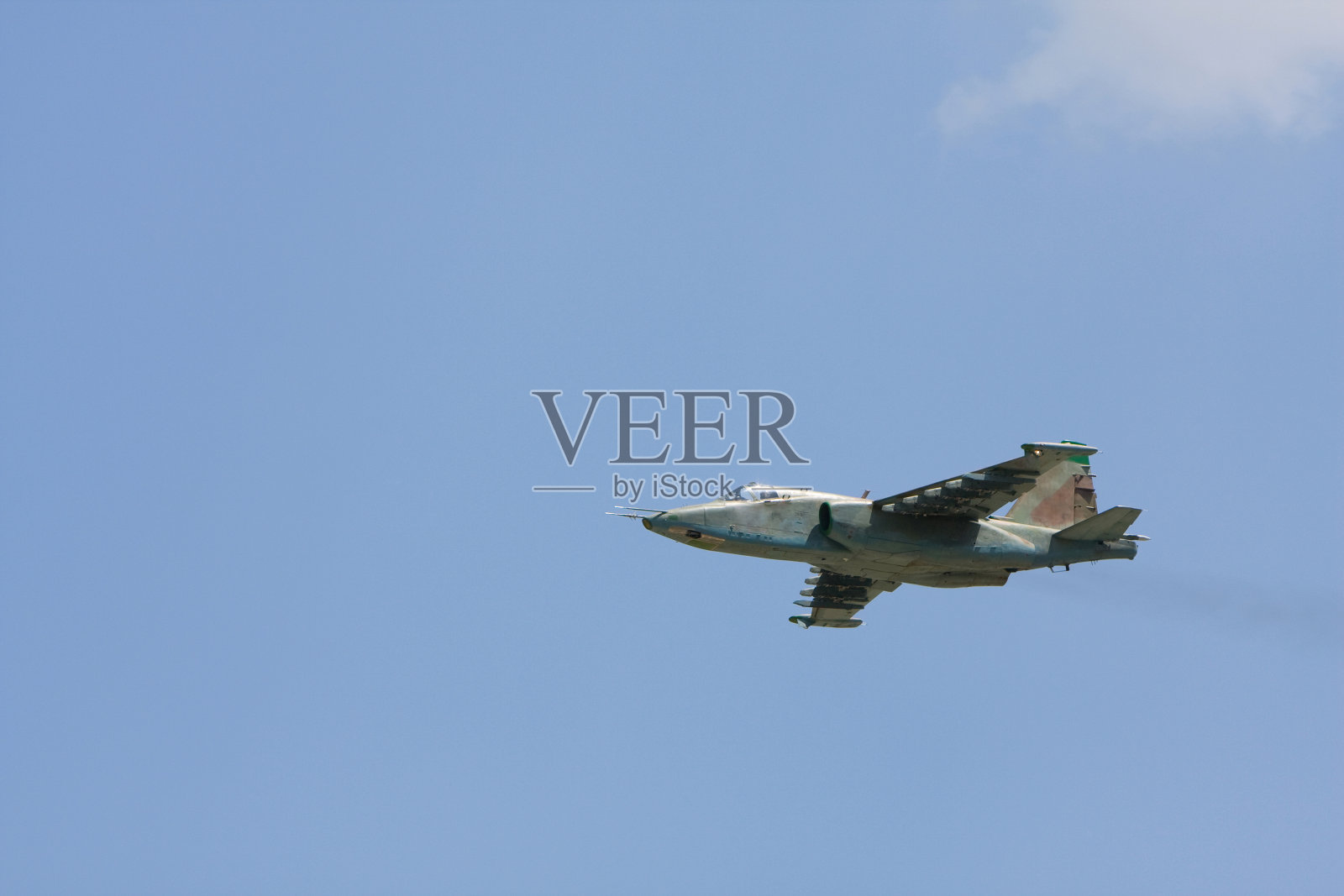 军用攻击机在蓝天上飞行照片摄影图片