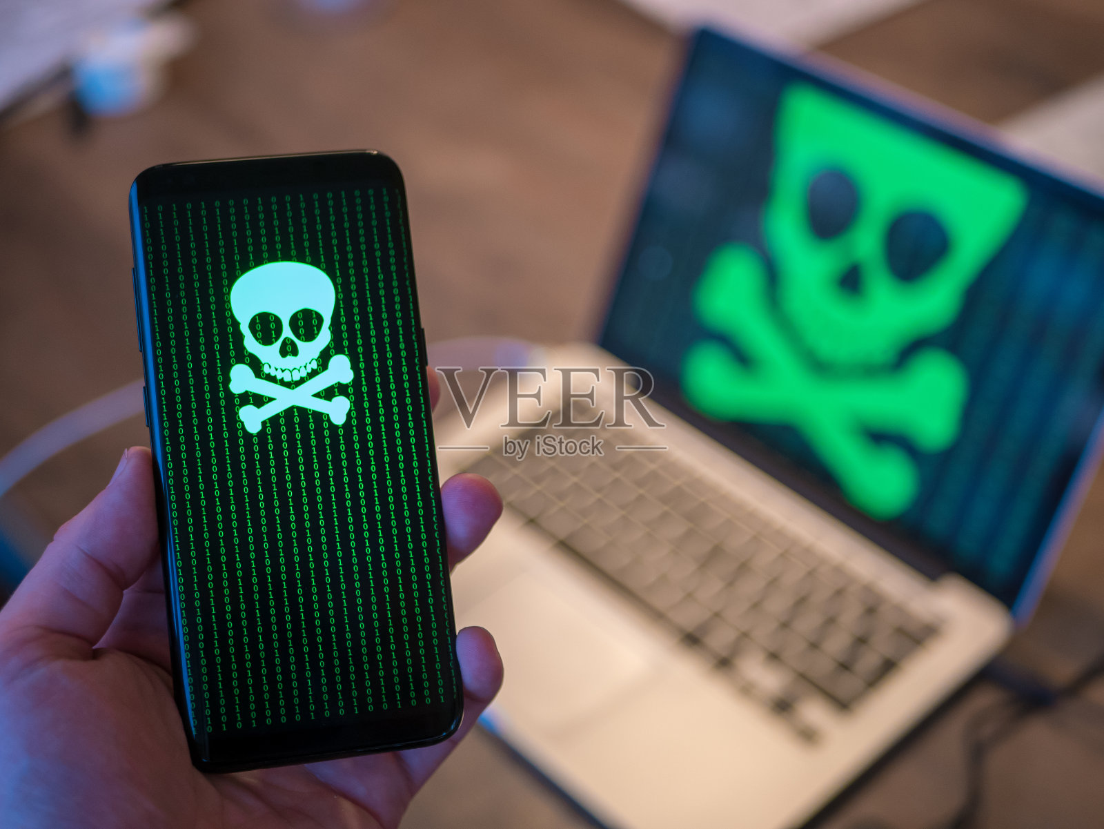 电脑和智能手机都有病毒。照片摄影图片