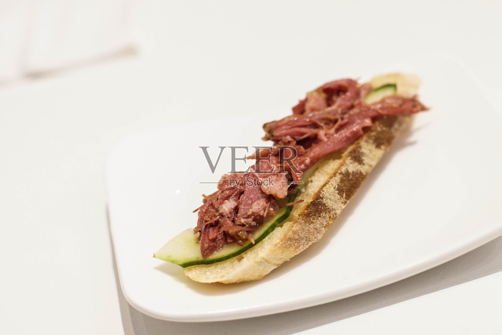 面包上有黄瓜的咸味面包照片摄影图片