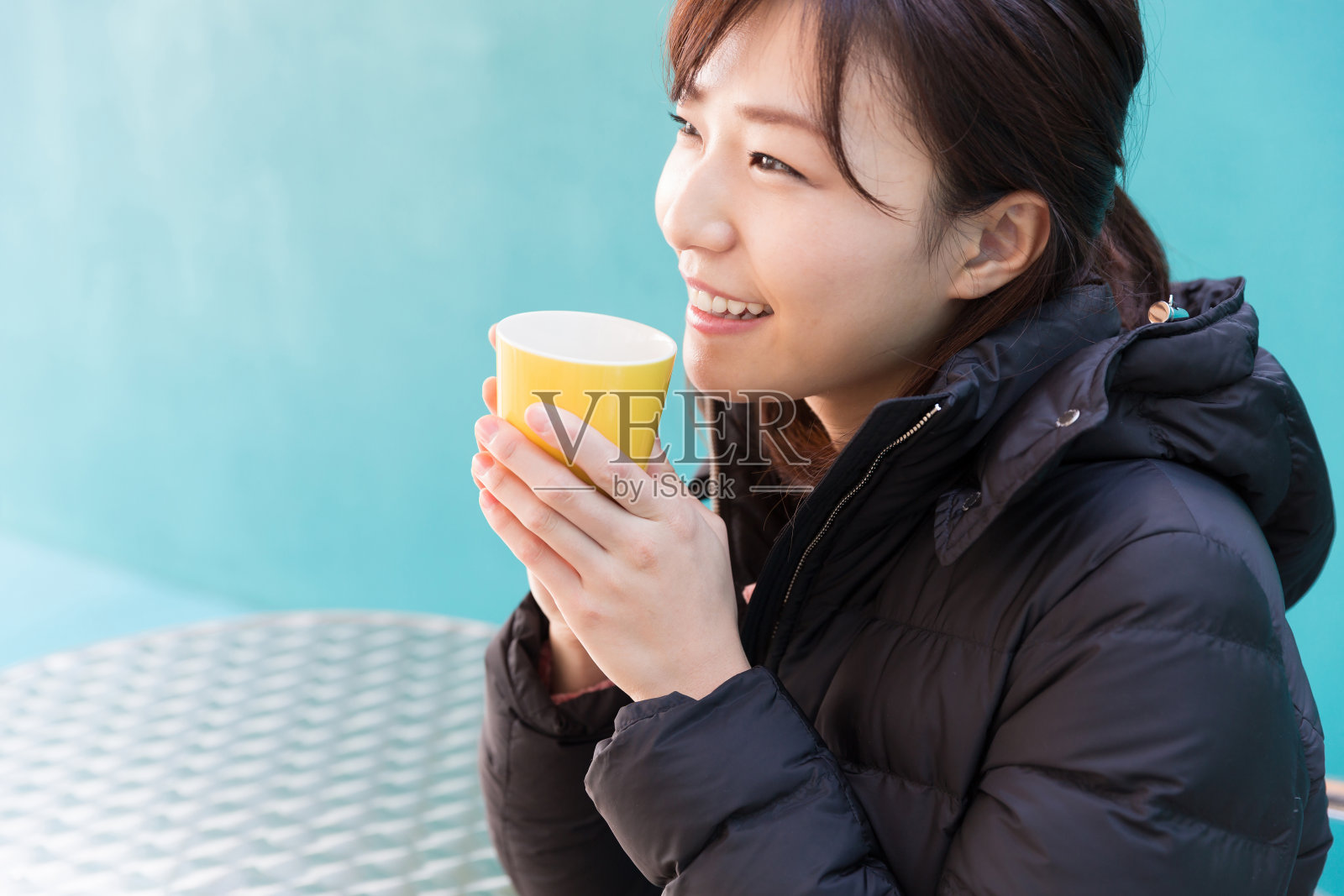 在咖啡馆放松的女人照片摄影图片