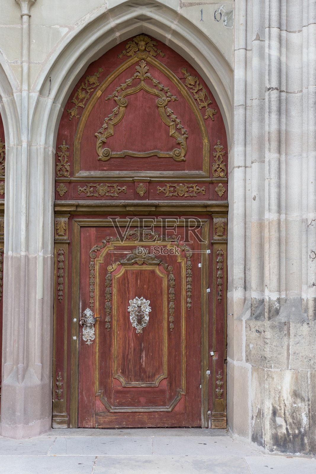 入口门和处理细节的浪漫天主教建筑和建筑照片摄影图片