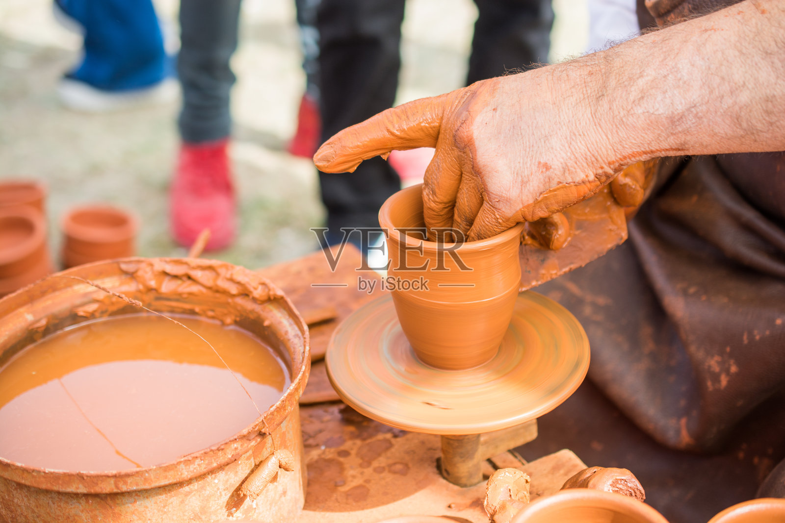 陶工的手在塑造粘土照片摄影图片