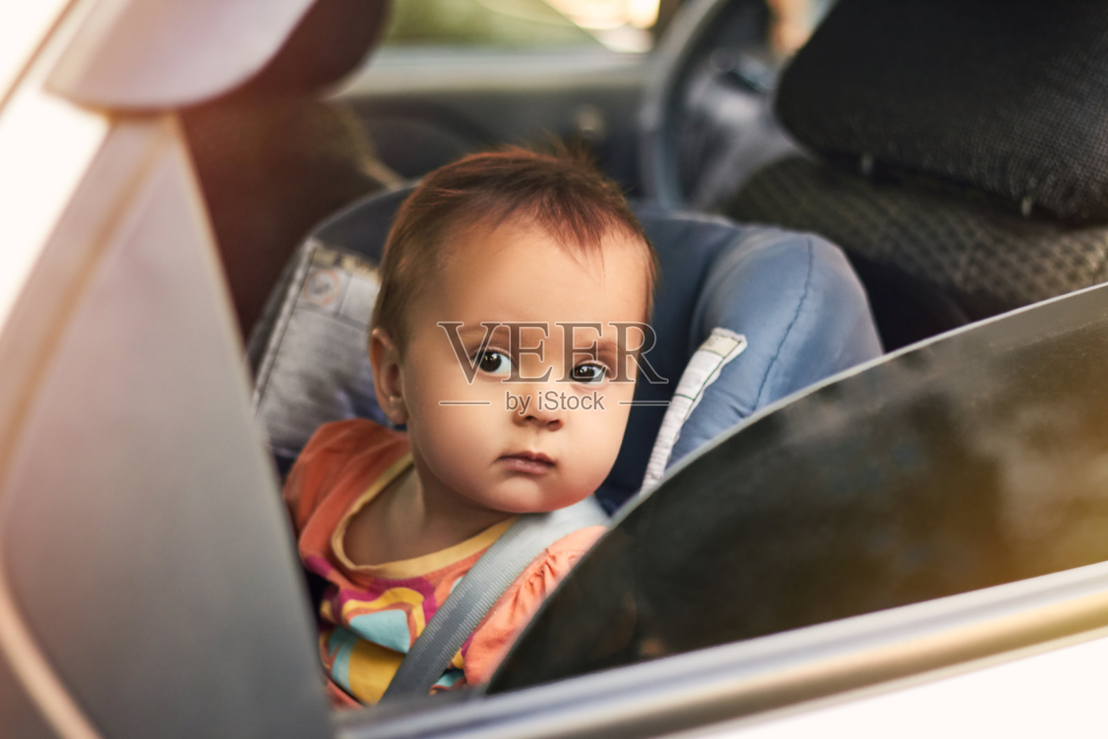 可爱的婴儿在安全的汽车座椅。外形图照片摄影图片