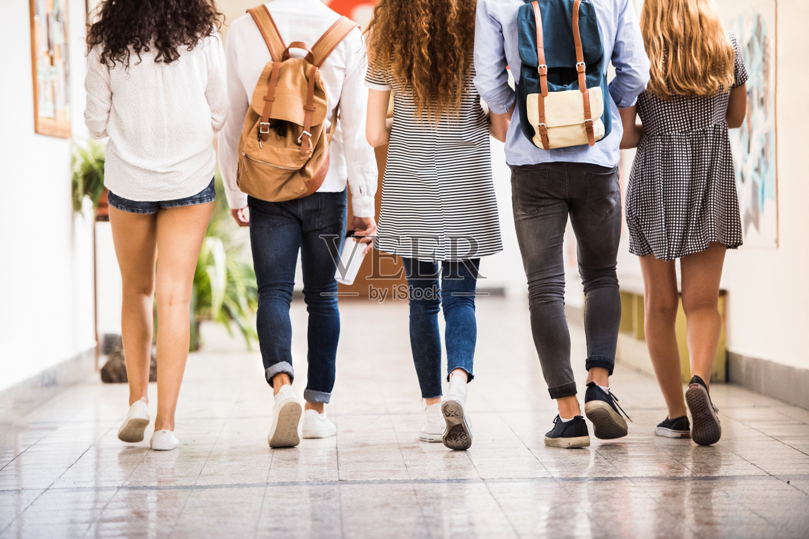 高中礼堂里一群面目全非的青少年。照片摄影图片