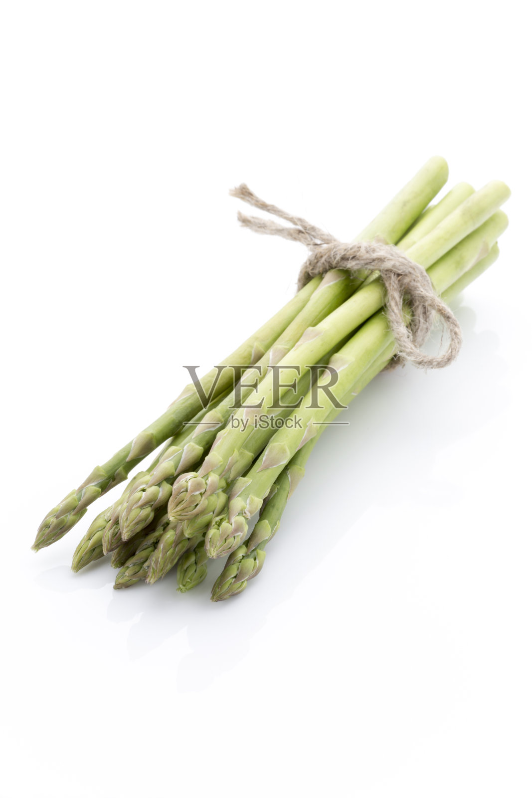 在白色背景上孤立的芦笋。照片摄影图片