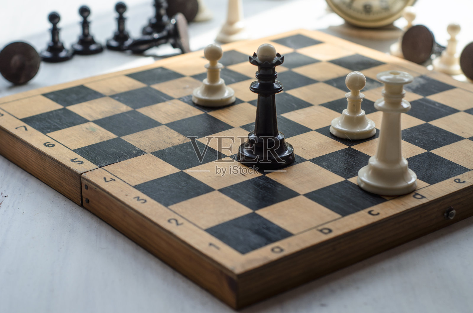 棋盘上的白子和黑子照片摄影图片