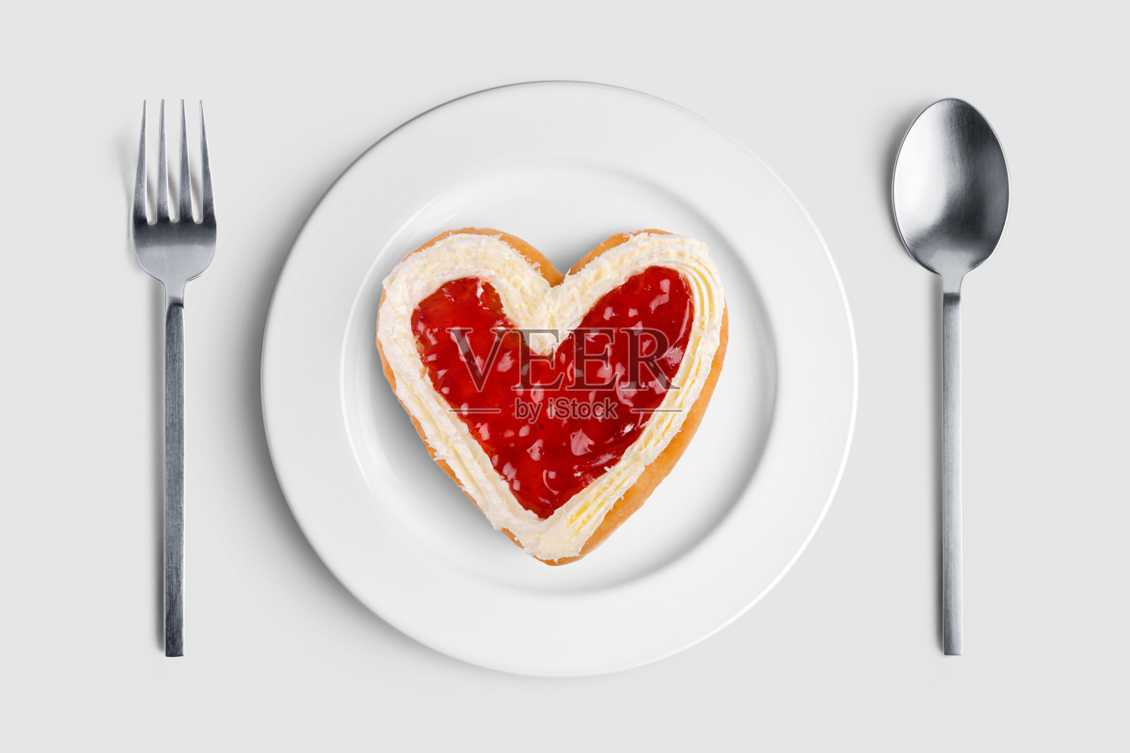 情人节白色盘子上的心形甜甜圈照片摄影图片