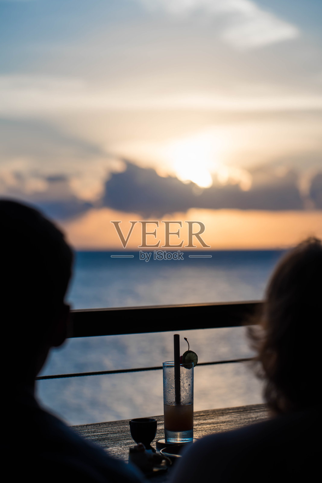 情侣们欣赏日落照片摄影图片