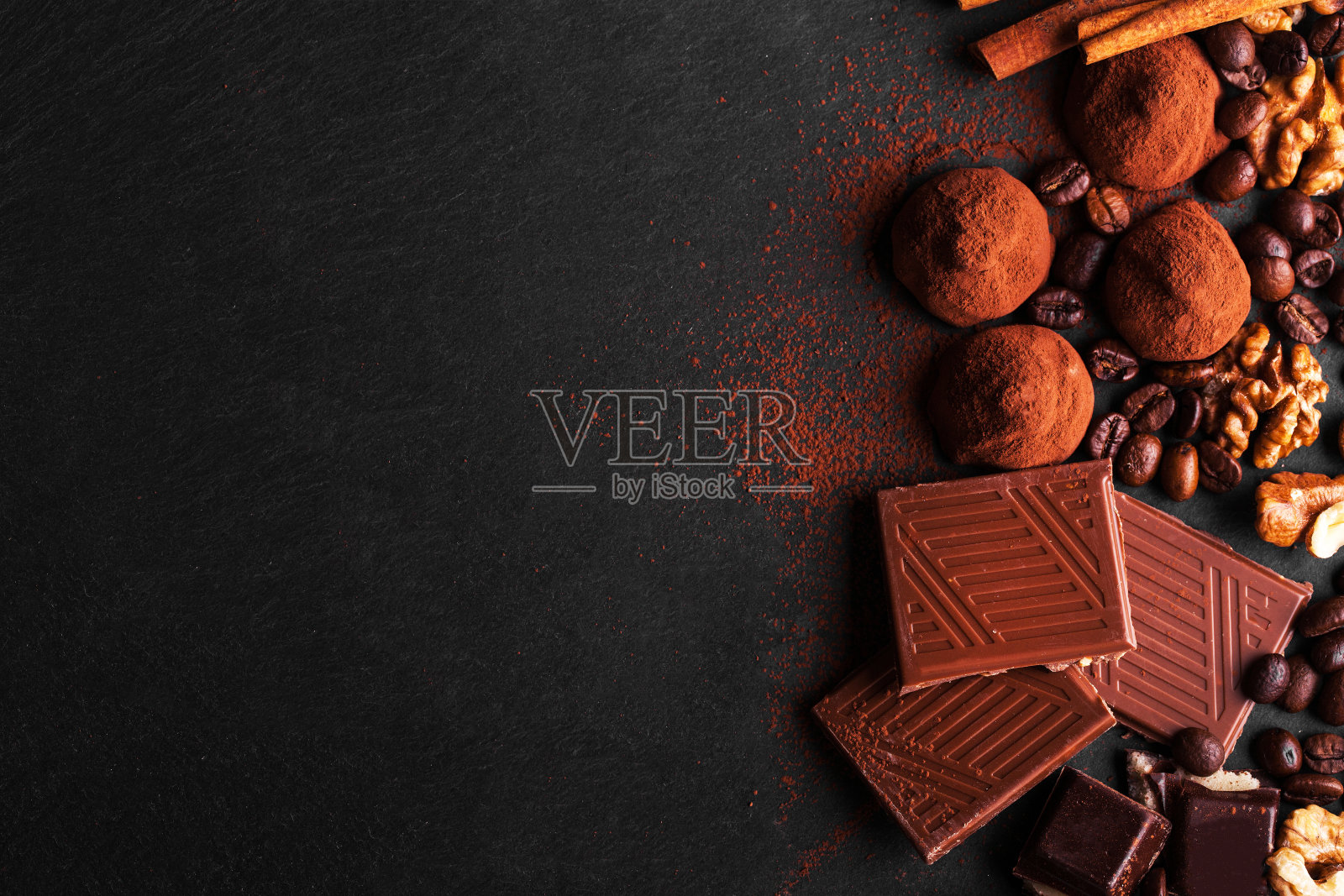 各种甜的自制巧克力果仁在木制的背景照片摄影图片