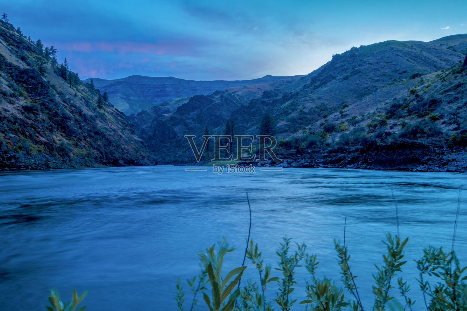 爱达荷州鲑鱼河下游的日落照片摄影图片