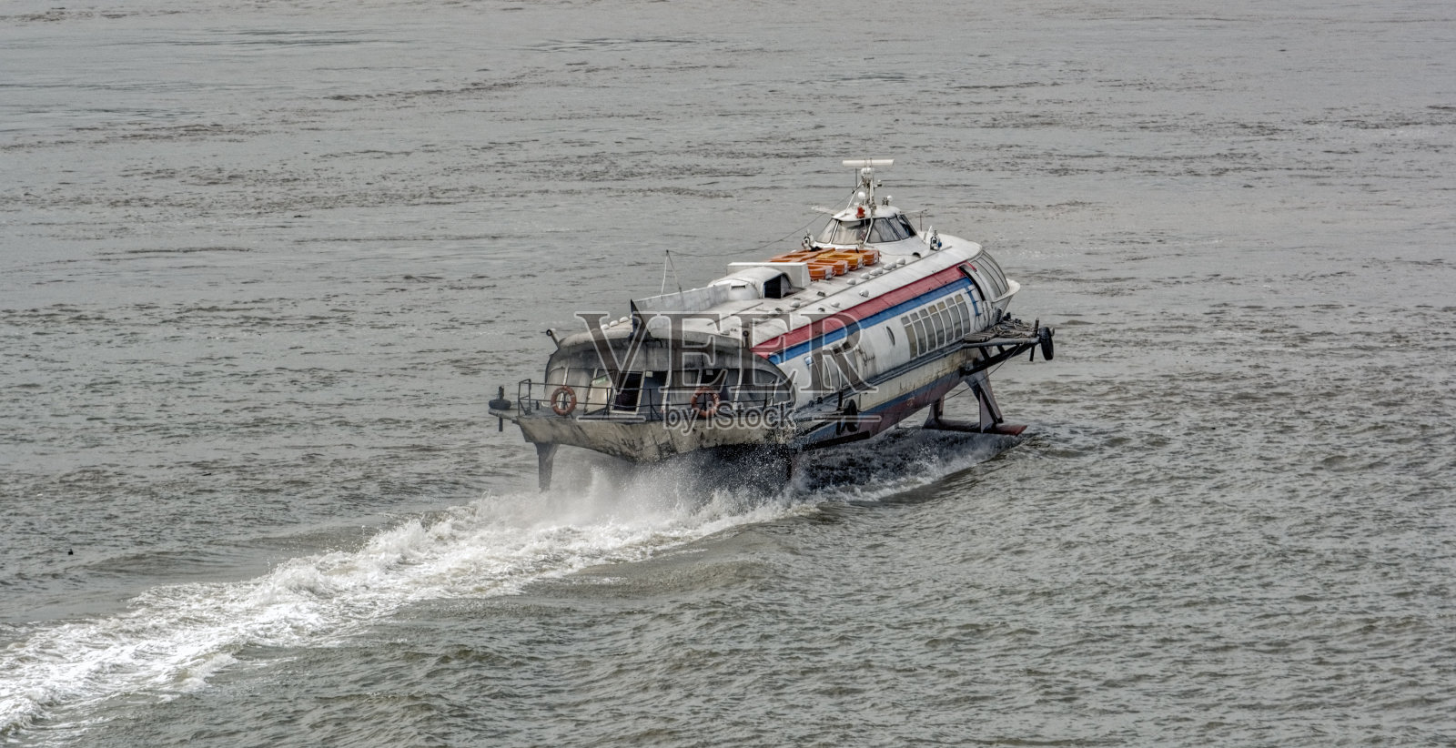 水翼船在西贡河上行驶照片摄影图片