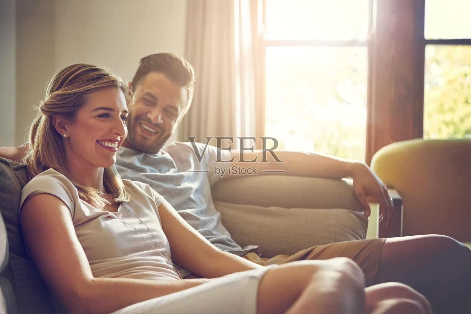 他总是让我脸上带着微笑照片摄影图片