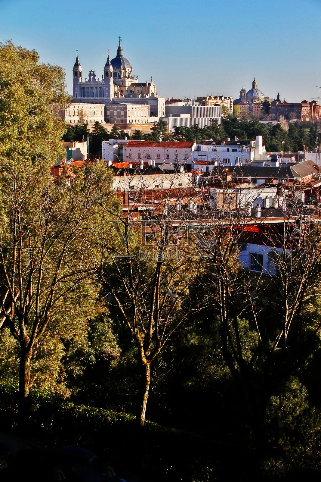 阿尔慕德娜大教堂的马德里场景,从德博德神庙(德博德圣殿)的露台视角观看,西班牙马德里照片摄影图片