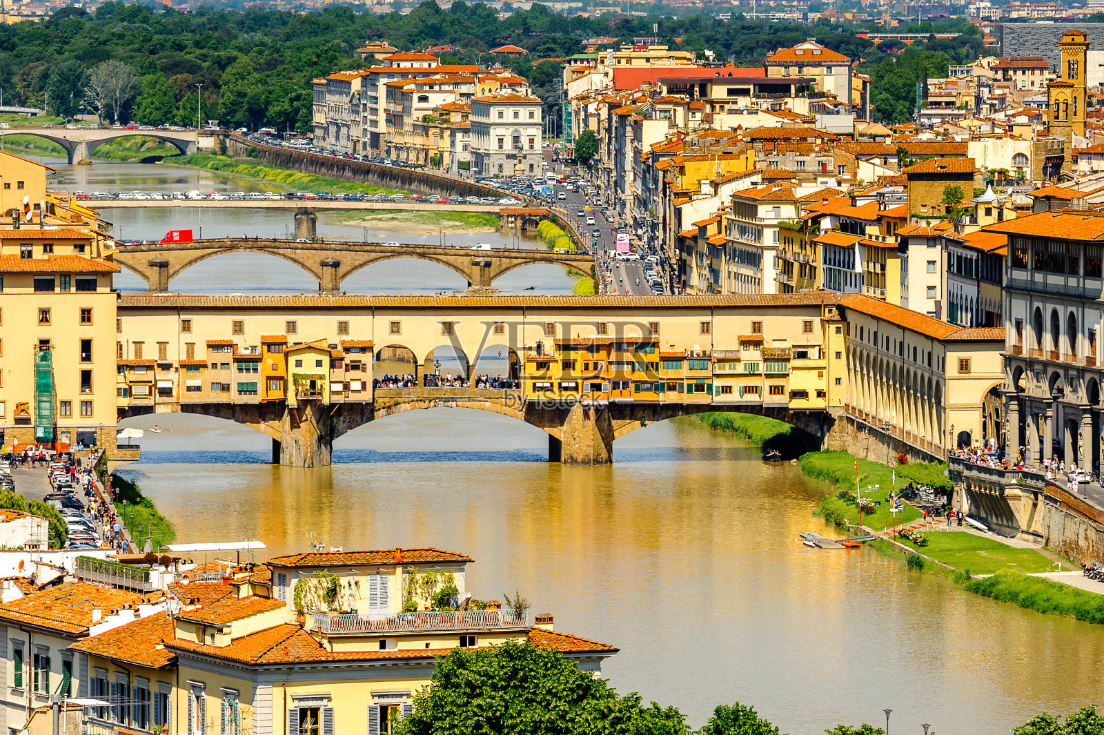 维琪奥桥(旧桥),一座中世纪石制的封闭式拱肩分段拱桥,位于意大利佛罗伦萨的阿尔诺河上。从米开朗基罗广场观看照片摄影图片