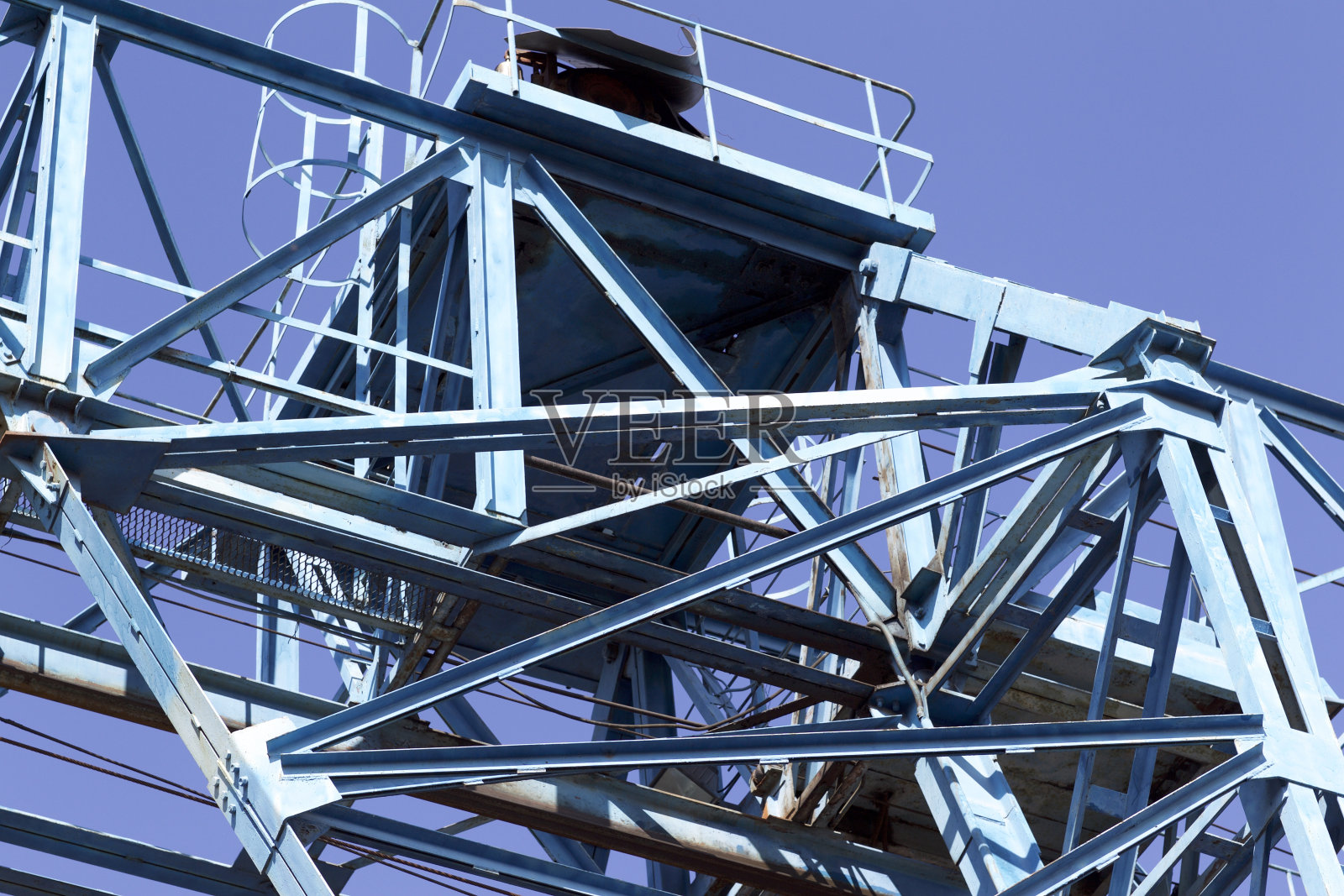 金属结构的起重机,背靠天空,在仓库里照片摄影图片