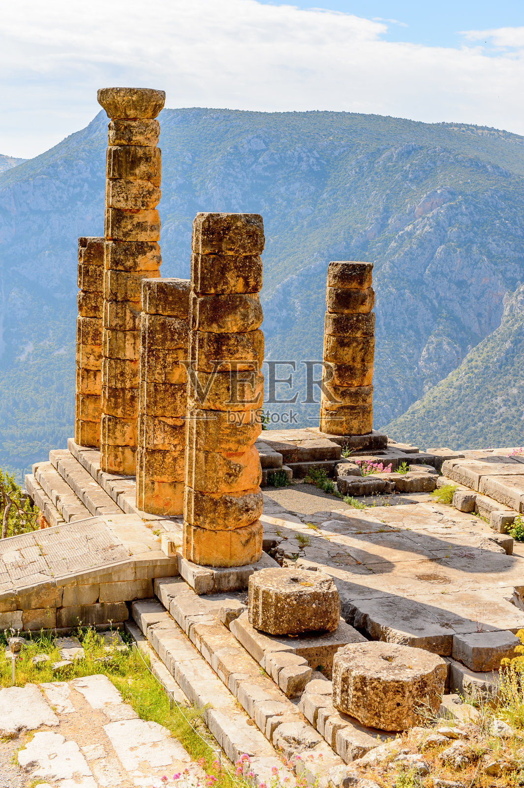 特尔斐的阿波罗神庙,希腊帕那萨斯山的考古遗址。德尔斐以供奉阿波罗的神殿中的神谕而闻名。联合国教科文组织世界遗产照片摄影图片