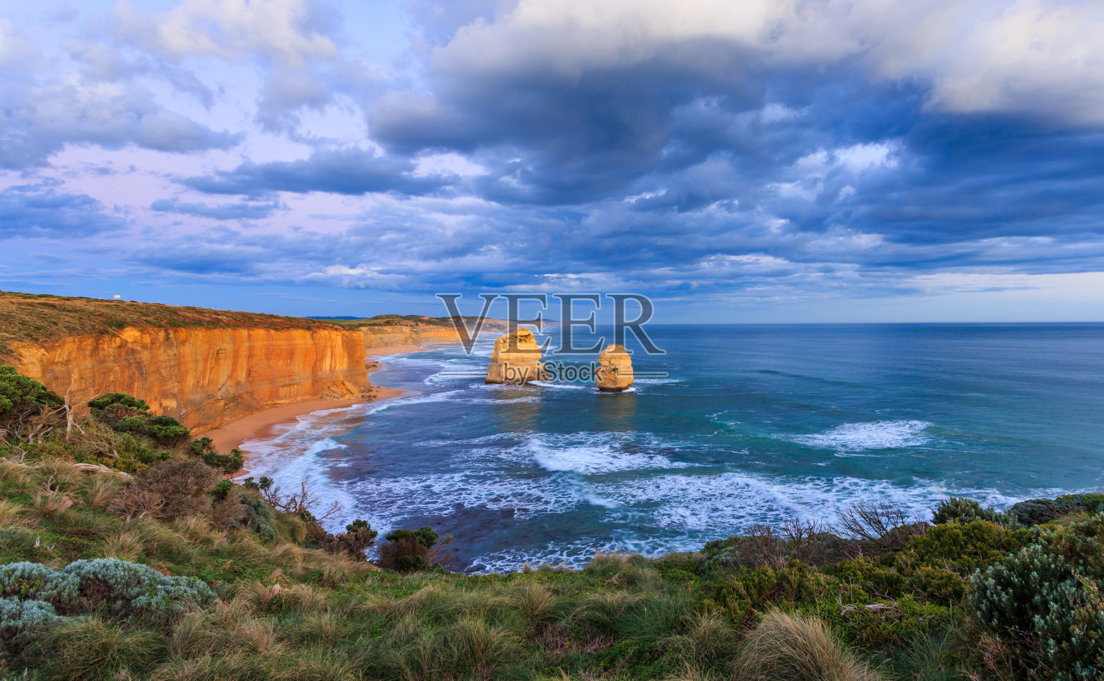 美丽的蓝色的海在蓝色的云天空照片摄影图片