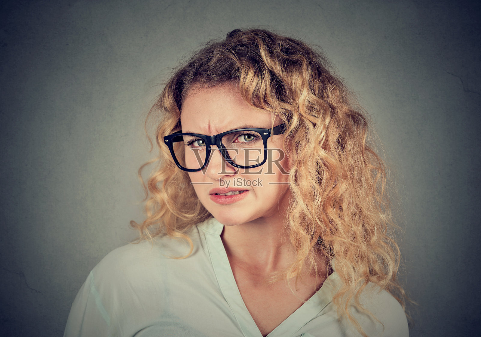 讨厌的年轻女人看着镜头照片摄影图片