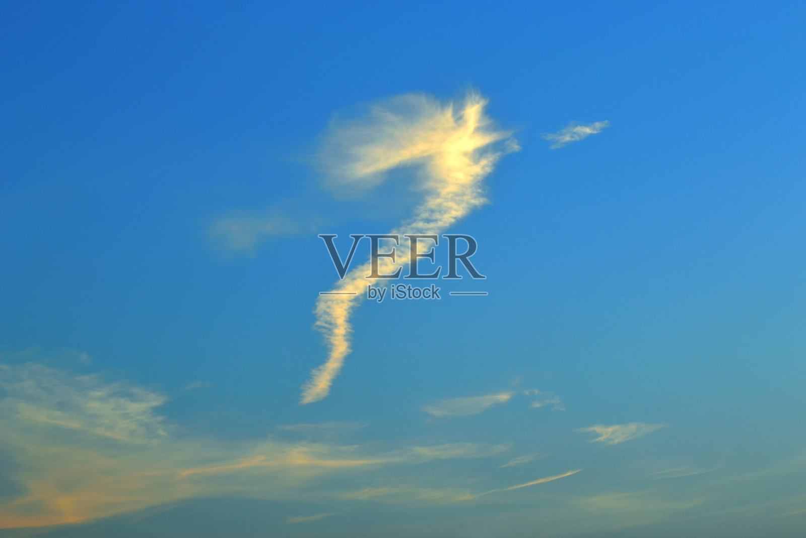 有云有日的天空照片摄影图片