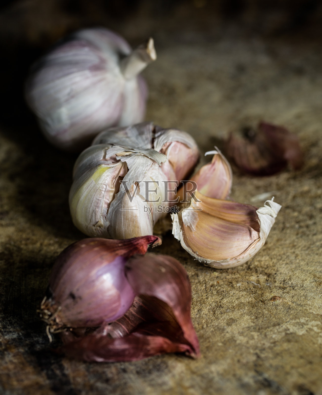 切菜板上放大蒜。照片摄影图片